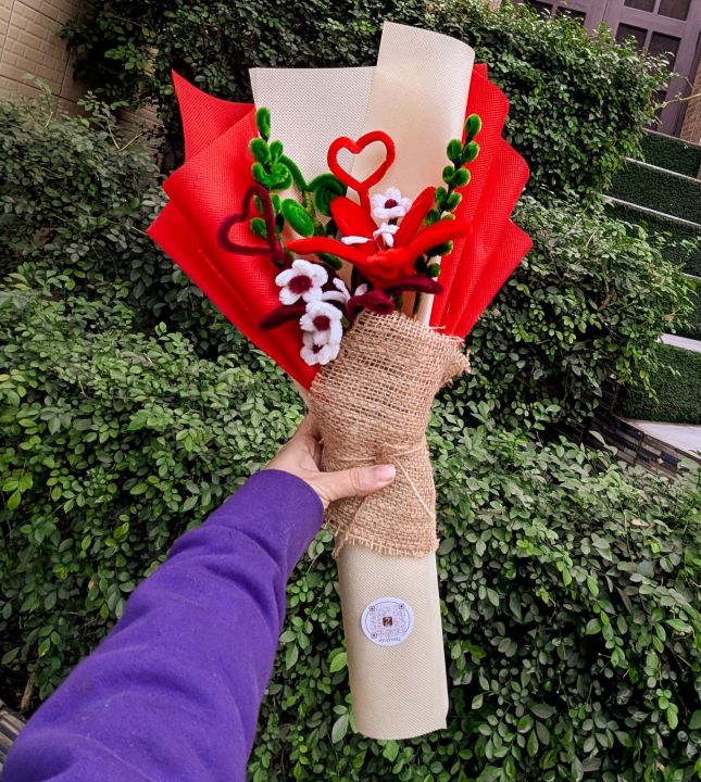 𝗖𝗿𝗶𝗺𝘀𝗼𝗻 𝗥𝗲𝘃𝗲𝗿𝗶𝗲 🌹(A Handmade Pipe Cleaner Flower Bouquet) | Daraz.pk