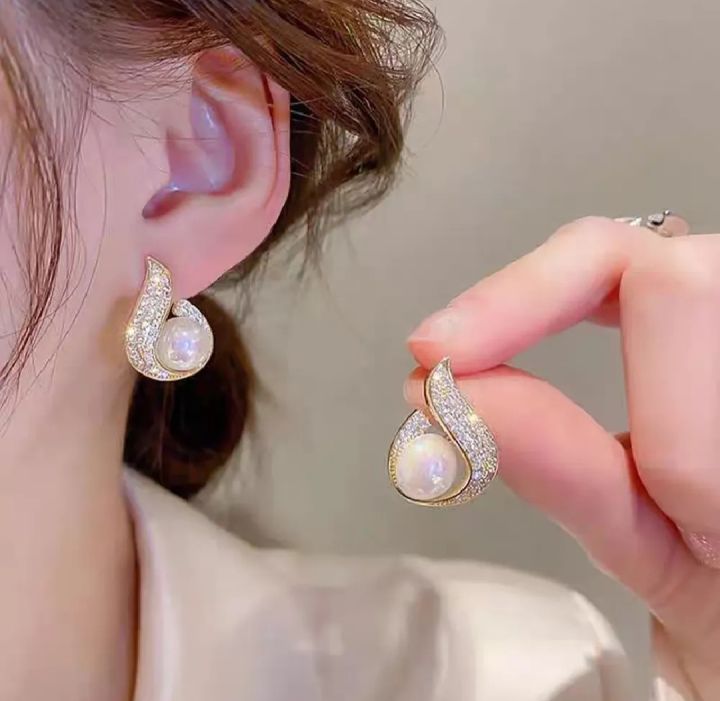 3%20pairs%20of%20earrings%20set%20for%20stylish%20girl%20KISSWIFE%20Gold%20Pearl%20Geometric%20Hoop%20&%20Crystal%20Bow%20Stud%20Earrings%20Set%20%7C%20New%20Fashion%20Jewelry%20for%20Women%20&%20Girls%20%7C%20Square%20Stud%20Earrings,%20Crystal%20Bow%20Gift%20for%20Girls%20-%20Image%202