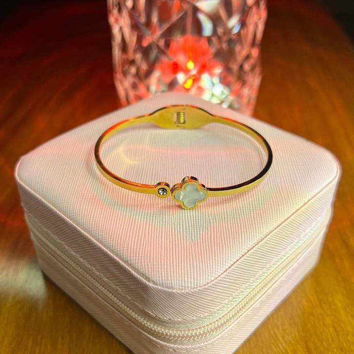 Stainless%20Steel%20Branded%20Clover%20kara%20bracelet%20handcuff%20for%20Girls%20-%20Image%204