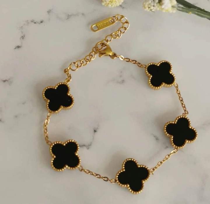 Sparkle%20Roniya%20Clover%20Bracelet%20-%20Image%204
