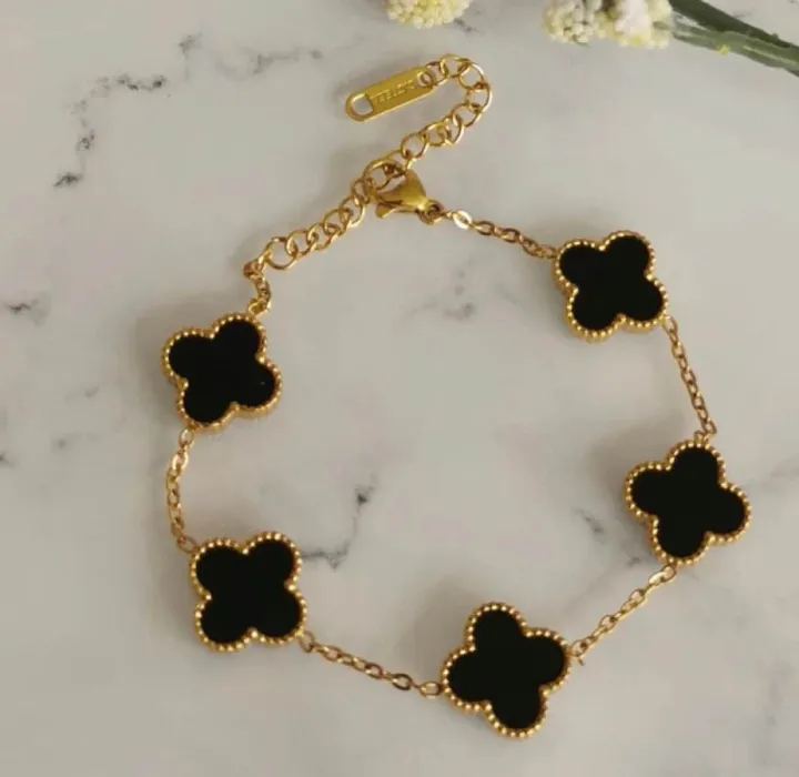 Sparkle%20Roniya%20Clover%20Bracelet%20-%20Image%204