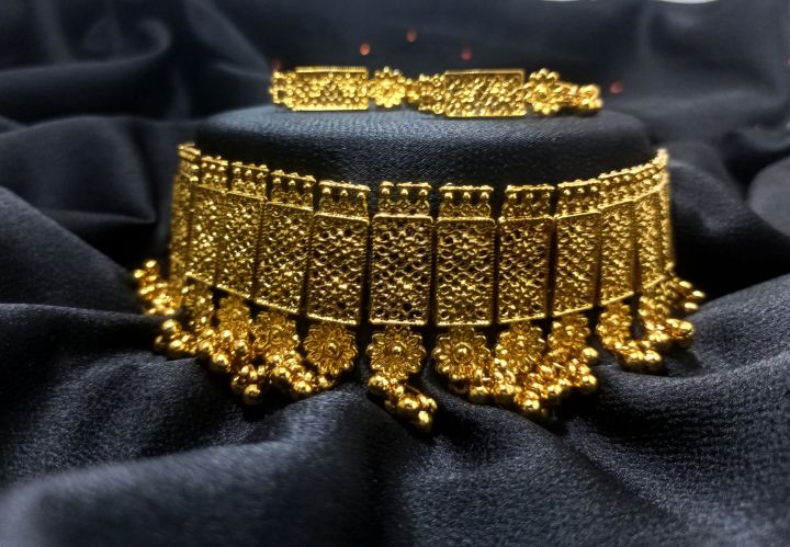 Metal%20Golden%20choker%20necklace%201%20piece.%20-%20Image%202