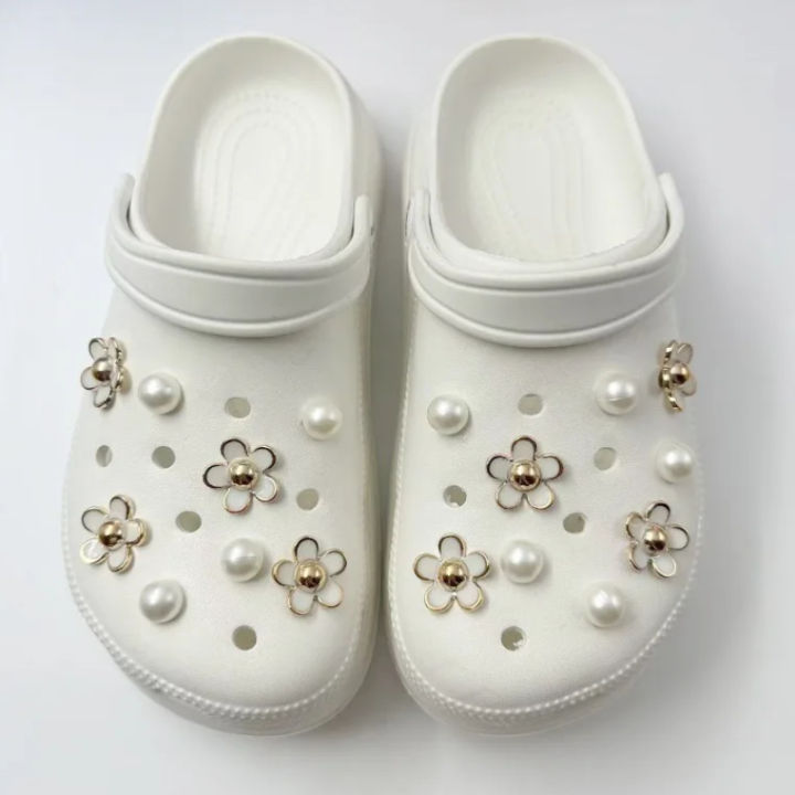 18PCS%20Fashion%20Shoe%20Charms%20Set%20Accessories%20Hole%20Shoe%20Buckle%20Summer%20Daisy%20Pearl%20White%20Flower%20DIY%20Shoes%20Decorations%20-%20Image%203