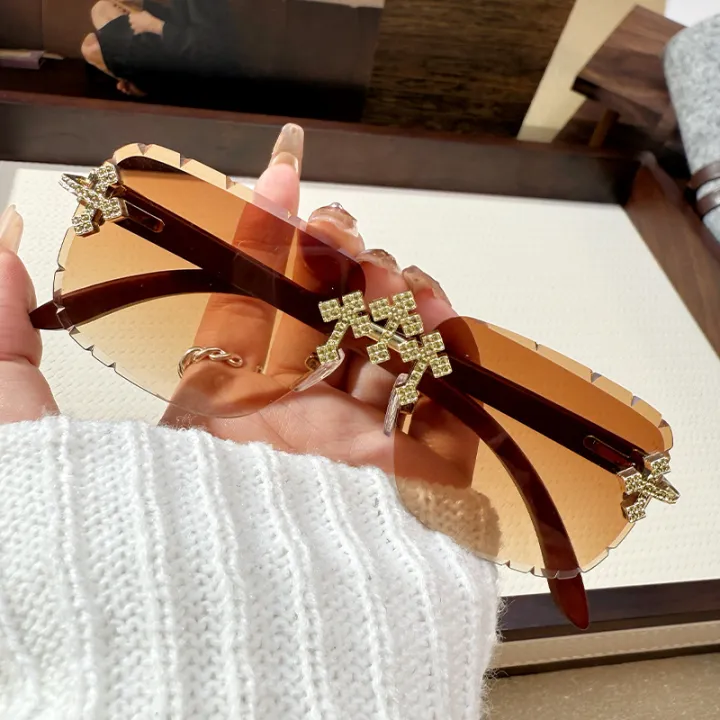 Women's%20Fashionable%20Frameless%20Edge%20Cutting%20High-quality%20Lace%20Diamond-set%20Lenses%20Fashionable%20Car%20Sunglasses%2090324%20-%20Image%202
