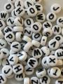 50/100/200 pcs pack of English Alphabet Beads,7mm White and Mixed Color Acrylic Flat Round Spacer Beads English Alphabet Beads for Bracelets and For Jewelry Making DIY Handmade Accessories by Gift Jewels. 