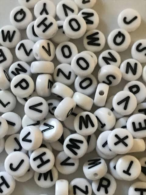 50/100/200%20pcs%20pack%20of%20English%20Alphabet%20Beads,7mm%20White%20and%20Mixed%20Color%20Acrylic%20Flat%20Round%20Spacer%20Beads%20English%20Alphabet%20Beads%20for%20Bracelets%20and%20For%20Jewelry%20Making%20DIY%20Handmade%20Accessories%20by%20Gift%20Jewels%20-%20Image%205