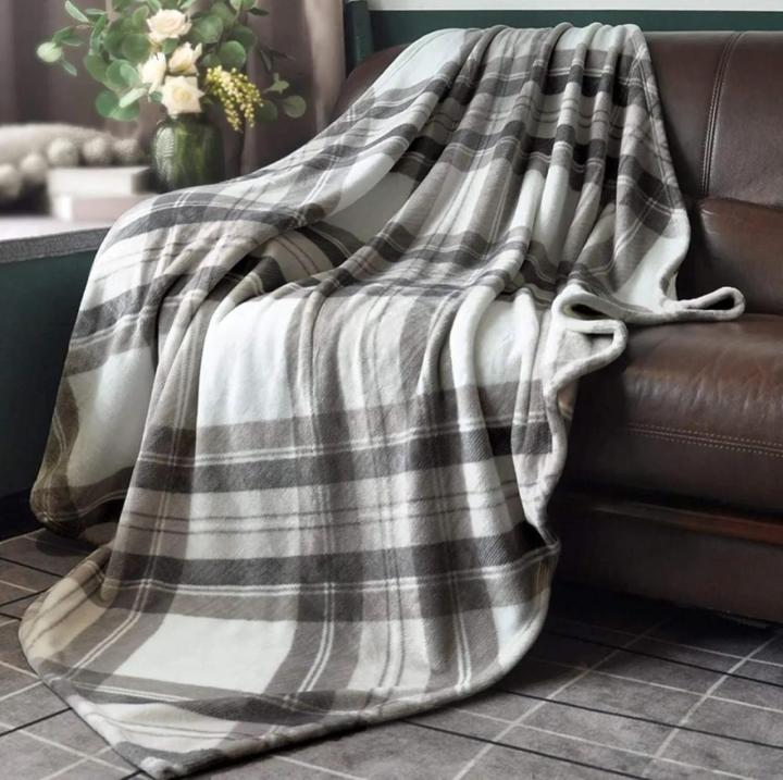 Premium%20Polar%20Fleece%20Blanket%20-%20Soft,%20Warm,%20and%20Cozy%20%7C%20200x230cm%20-%20Image%202
