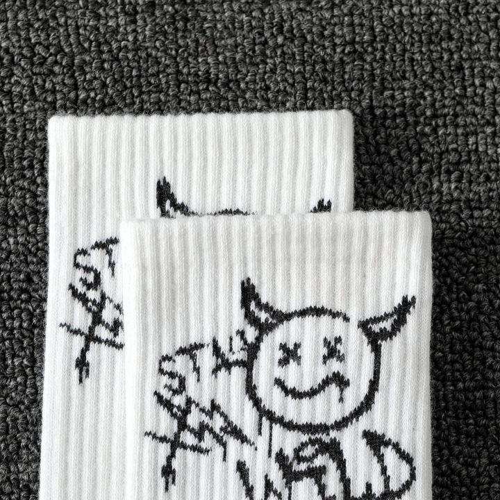 Random%20multiple%20pairs%20of%20men's%20crew%20socks%20graffiti%20ghost%20face%20unique%20street%20trend%20moisture%20wicking%20-%20Image%204