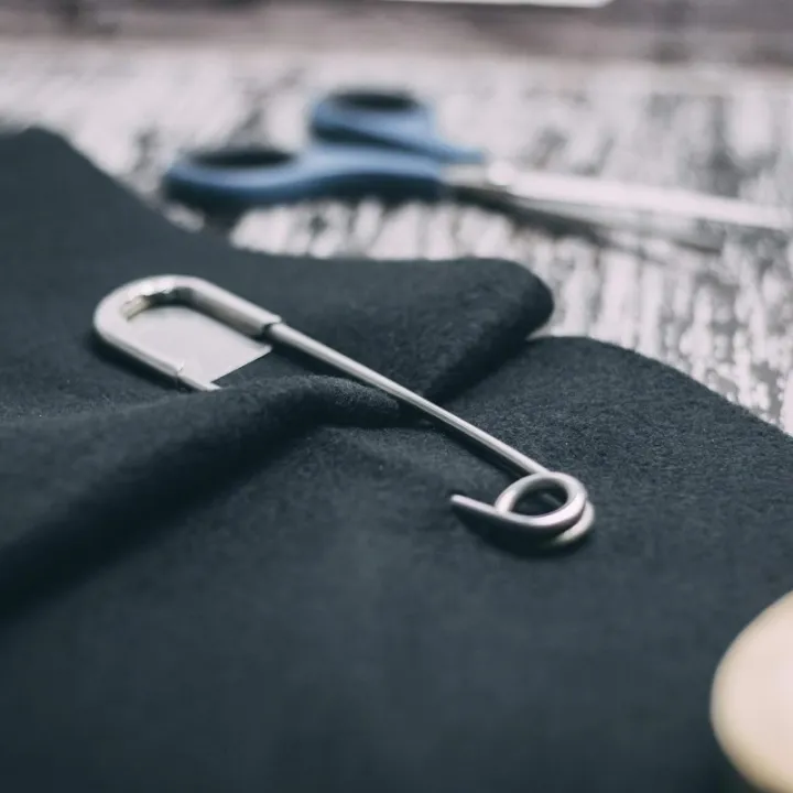 1pc%20Large%20Stainless%20Steel%20Safety%20Pin,%20Heavy%20Duty%20Oversize%20Pins%20for%20Laundry,%20Upholstery,%20Blankets,%20Quilting,%20Fashion%20Decor%20-%20Image%203