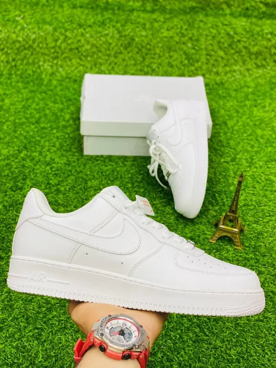 AF%201%20--%20Triple%20White%20--%20Premium%20Batch%20Unisex%20sneakers%20--%20Shoes%20For%20Men%20--%20Shoetique.pk%20-%20Image%205