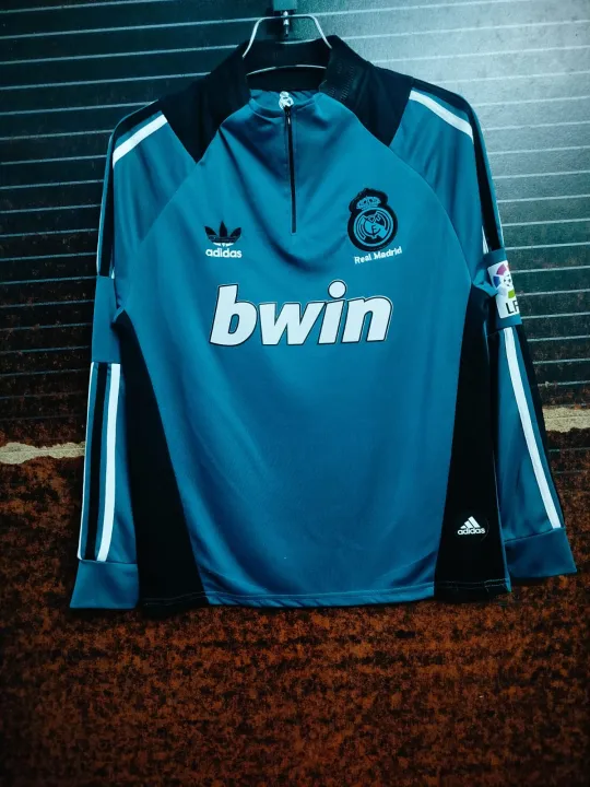Real%20Madrid%20Full%20Sleeve%20Retro%20(Logo%20Embroidery)%20Thai%20premium%20CLub%20Football%20Jersey%20-%20Image%202