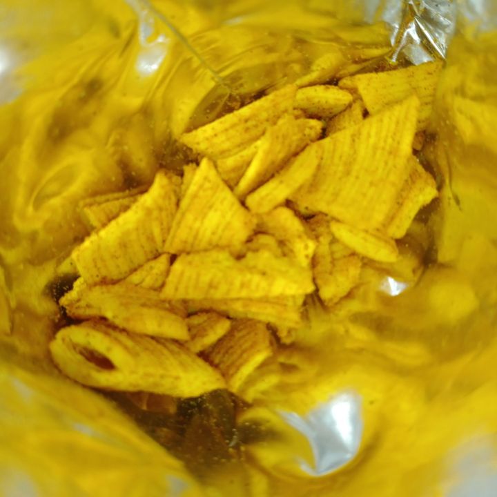 Pum%20pum%20hot%20and%20spicy%20chatkhara%20flavoured%20corn%20and%20wheat%20papar%20snacks%2012%20pcs%20pack%20-%20Image%203