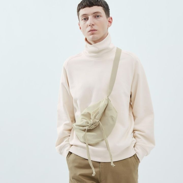 Uniqlo%20original%20shoulder%20bag/Uniqlo%20drawstring%20bag%20Uniqlo%20U%20-%20Image%209