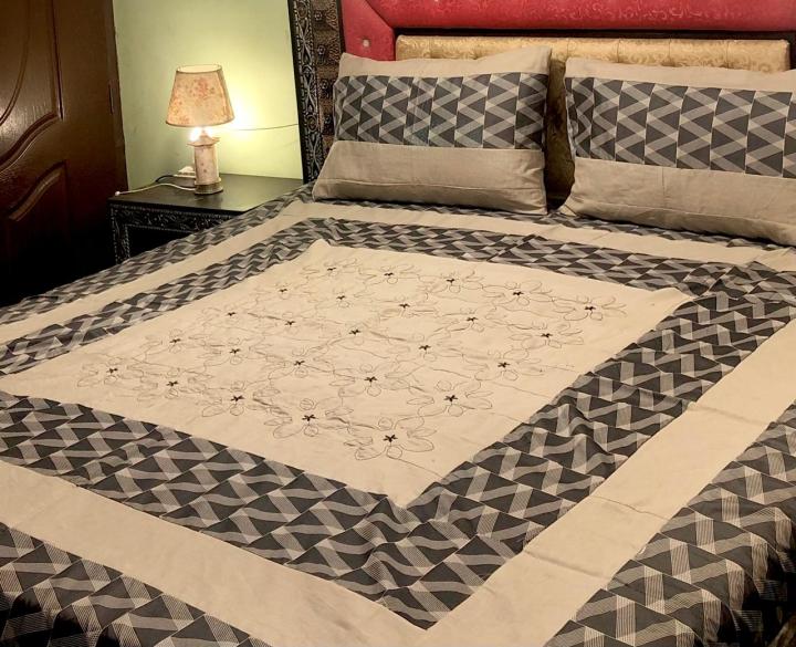 Embroidered%20Patch%20Work%20King%20Size%20BedSheet%20-%20High%20Quality%20-%20Cotton%20Satin%20Double%20Bedsheet%20Embroided%20-%20Ar%20Cart%20-%20Image%204