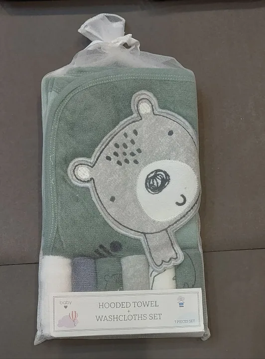 Baby%20hooded%20towel%20and%20face%20towels%20-%20Image%204