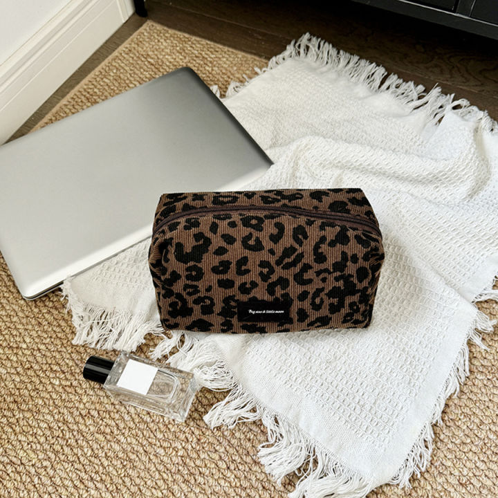 Unique%20Leopard%20Print%20Makeup%20Bag%20%E2%80%A2%20Large-Capacity%20Cosmetic%20Organizer%20%E2%80%A2%20Lipstick%20Storage%20Pouch%20-%20Image%205