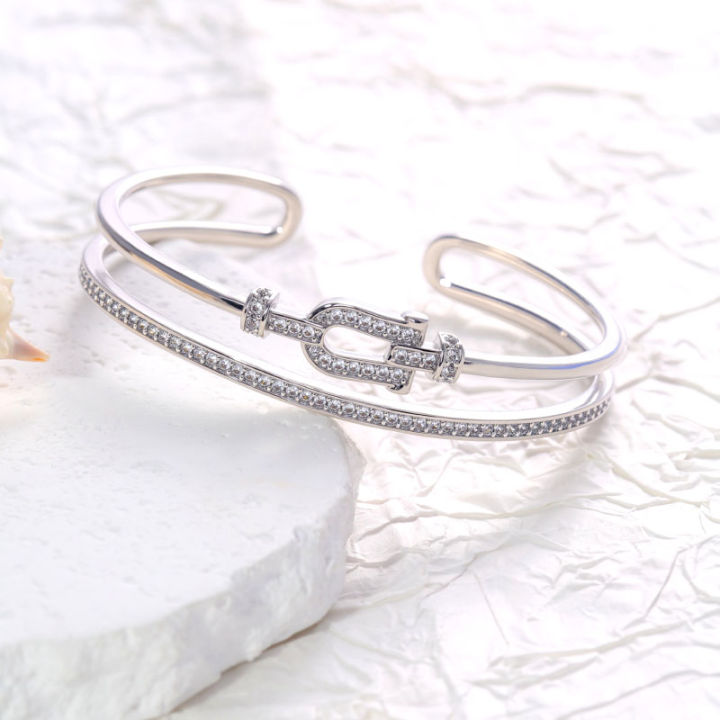 A high-quality bracelet featuring U-shaped elements set with zirconia stones and an open design, with exquisite craftsmanship.