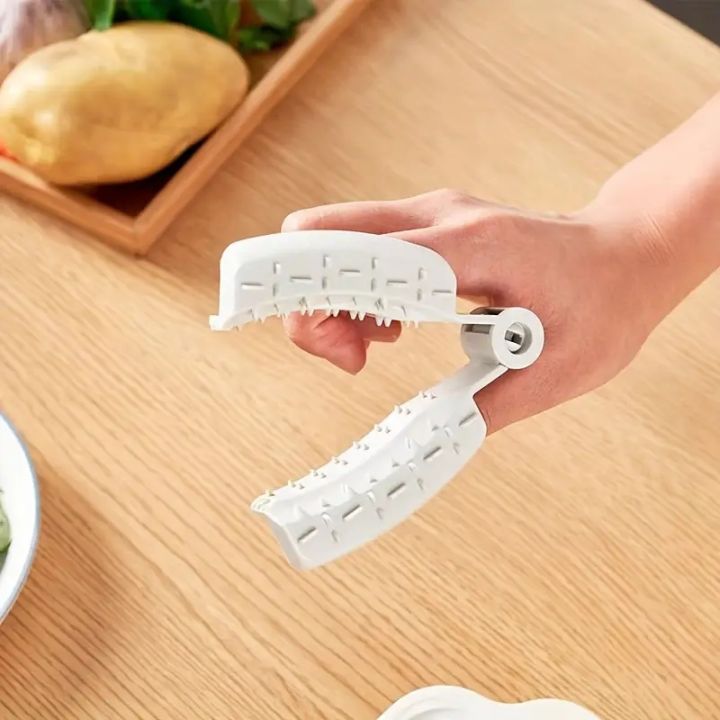 Cut-Resistant%20Kitchen%20Hand%20Guard%20%7C%20Food-Safe%20Plastic%20Clip%20for%20Slicing,%20Grating%20&%20Chopping%20Vegetables%20%7C%20Prevents%20Finger%20Cuts%20-%20Image%207