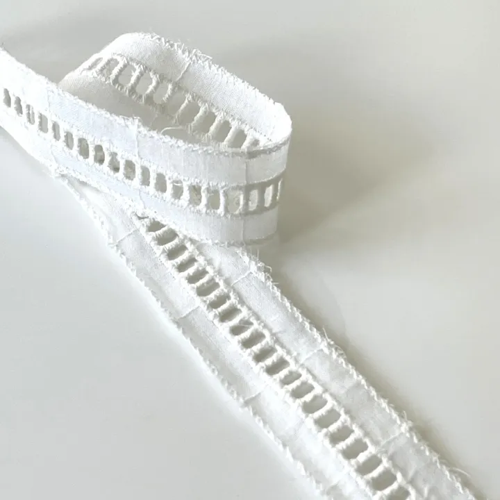 2.5%20cm%204%20yards%20Vintage%20Cotton%20Lace%20Hollowed%20Embroidery%20Floral%20Edge%20Trimming%20Ribbon%20Craft%20Clothing%20Accessories%20and%20Wedding%20Bridal%20Decoration%20(White)%20-%20Image%206