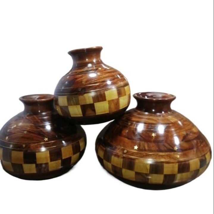 Dastkars Wooden Ghara Set| Introducing our exquisite Wooden Pitcher Set in brown check design with brass patterns. Perfect for Shadi ke Gharoli functions and a stunning décor piece for any living space.