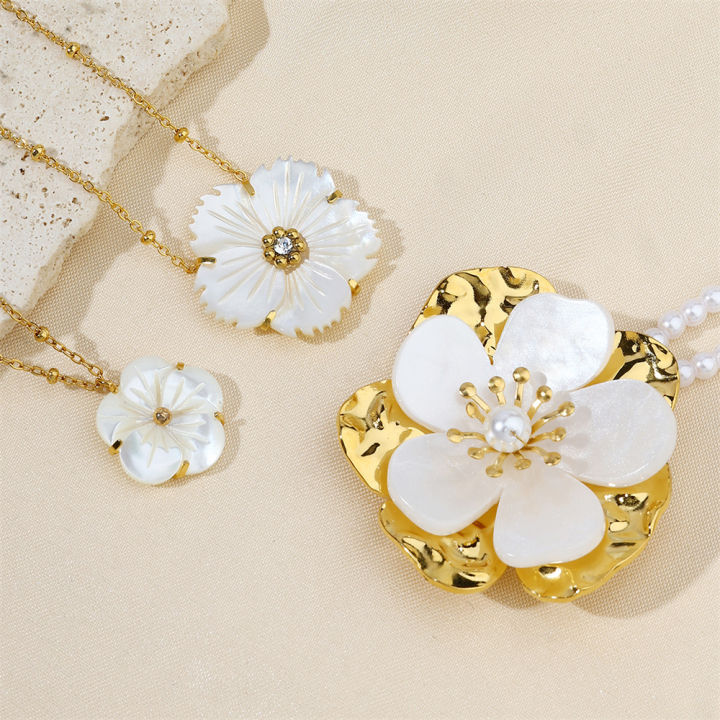 Kissmoon Exaggerated Flower Pendant Necklace for Women Stainless Steel Exquisite Flower Beaded Chain Necklace Jewelry 