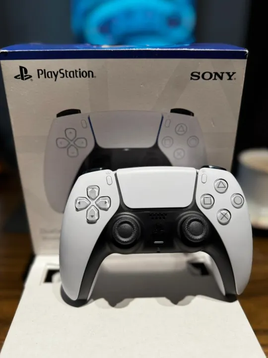 PlayStation%205%20DualSense%20Wireless%20Controller%20-%20Image%204