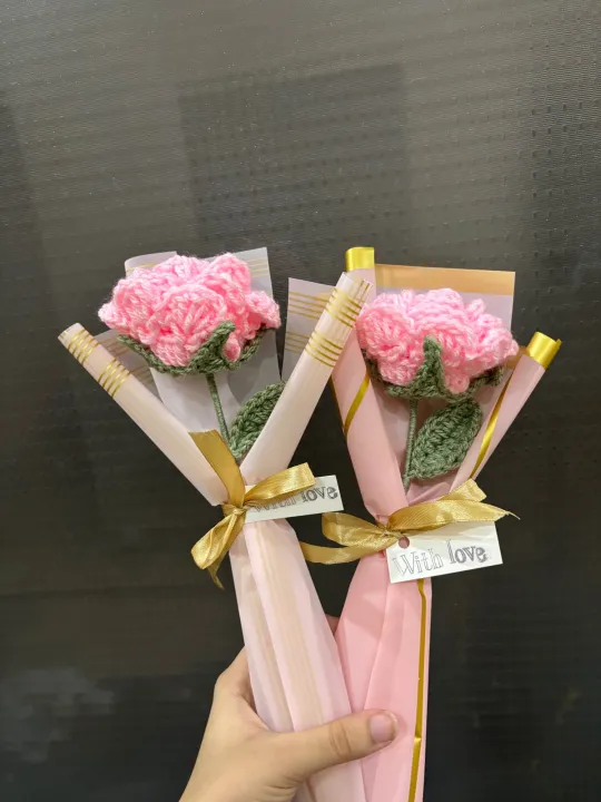 Handmade%20crochet%20rose%20with%20complementary%20khaaki%20wrapping/%20crochet%20rose%20-%20Image%202