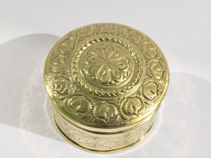 Pitol%20Jewellery%20Box%20-%205"%20size%20Box%20-%20%E0%A6%AA%E0%A6%BF%E0%A6%A4%E0%A6%B2%E0%A7%87%E0%A6%B0%20%E0%A6%A4%E0%A7%88%E0%A6%B0%E0%A6%BF%20%E0%A6%A8%E0%A6%95%E0%A6%B6%E0%A7%80%20%E0%A6%9C%E0%A7%81%E0%A7%9F%E0%A7%87%E0%A6%B2%E0%A6%BE%E0%A6%B0%E0%A6%BF%20%E0%A6%AC%E0%A6%BE%E0%A6%95%E0%A7%8D%E0%A6%B8%20-%20Brass%20Products%20-%20Image%202