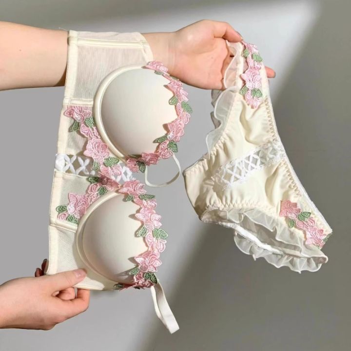 MOYISU%20Victorian%20Underwear%20Set%20-%20Delicate%20Cream%20Bralette%20with%20Floral%20Stitch,%20Retro%20Sweetheart%20Neckline%20for%20Petite%20Bust%20Elegance%20-%20Image%204