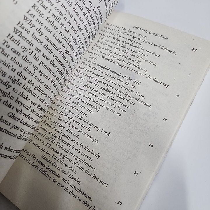 Hamlet%20(%20Penguin%20Classics%20)%20by%20William%20Shakespeare%20-%20Image%203