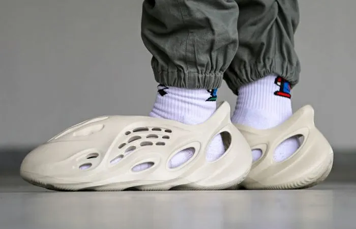 Yeezyfoam%20Runner%20Slides%20For%20Men%20-%20Multicolor%20%7C%20Multisize%20%7C%20Fashion%20%7C%20Slippers%20For%20Men%20%7C%20Men'S%20Footwear%20-%20Image%203