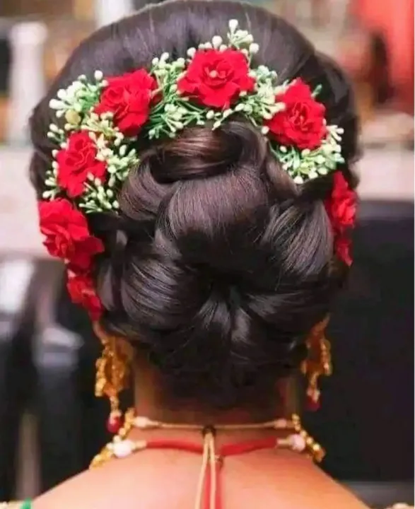 Red%20gorgeous%20gajra%20for%20khopa%20and%20hair%20bun%20-%20Artificial%20gajra%20for%20holud,%20wedding,%20falgun%20or%20parties%20-%20Image%202