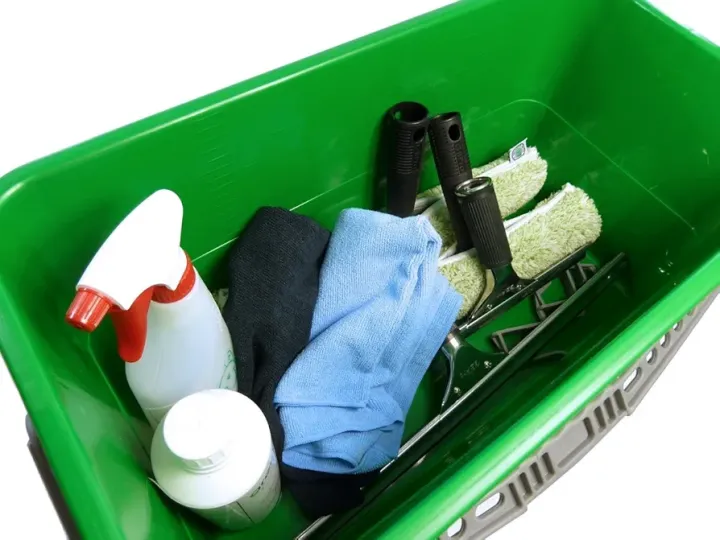 Bucket:%20For%20holding%20your%20cleaning%20solution%20if%20you%E2%80%99re%20using%20a%20traditional%20cleaning%20method%20-%20Image%204