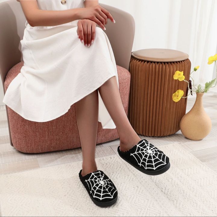 Halloween%20Spider%20Web%20Pattern%20Horror%20Yinsen%20Atmosphere%20Fashion%20Embroidered%20Plush%20Home%20Thick-Soled%20Comfortable%20Woolen%20Cotton%20Slippers%20Personalized%20Warm%20Non-Slip%20Indoor%20Slippers%20for%20Men%20and%20Women%20Can%20Wear%20Christmas%20Gifts%20-%20Image%206