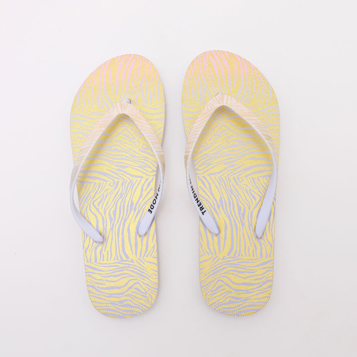 Women's%20Flip%20Flops%20Lightweight%20and%20Soft%20Footbed,%20Thin%20Strap%20Beach%20Sandal%20-%20Image%204