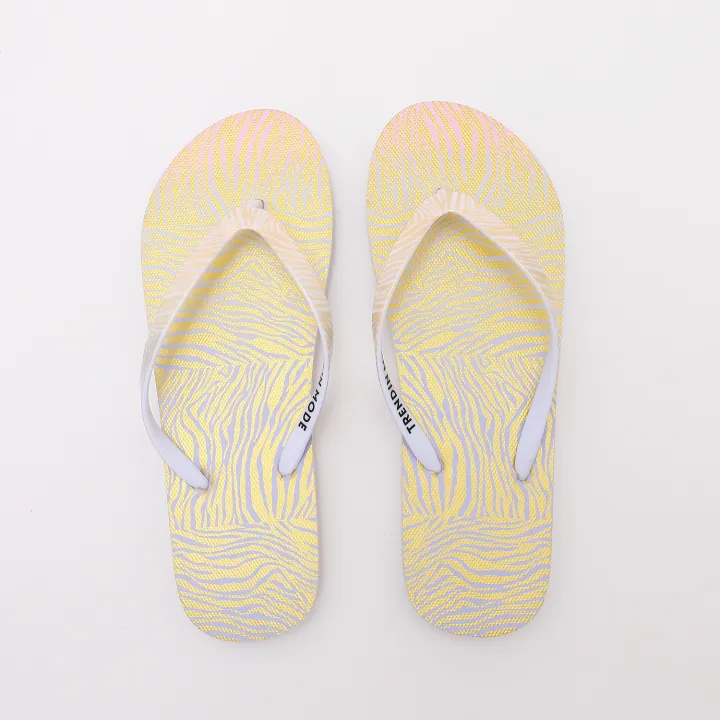 Women's%20Flip%20Flops%20Lightweight%20and%20Soft%20Footbed,%20Thin%20Strap%20Beach%20Sandal%20-%20Image%204