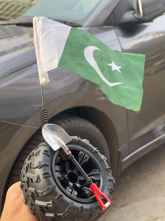 Pakistan%20Flag%20with%20Car%20Tyre%20Antenna%20-%20Image%204