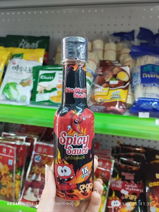Nom%20Nom%20Spicy%20Sauce%20240ml%20-%20Image%205