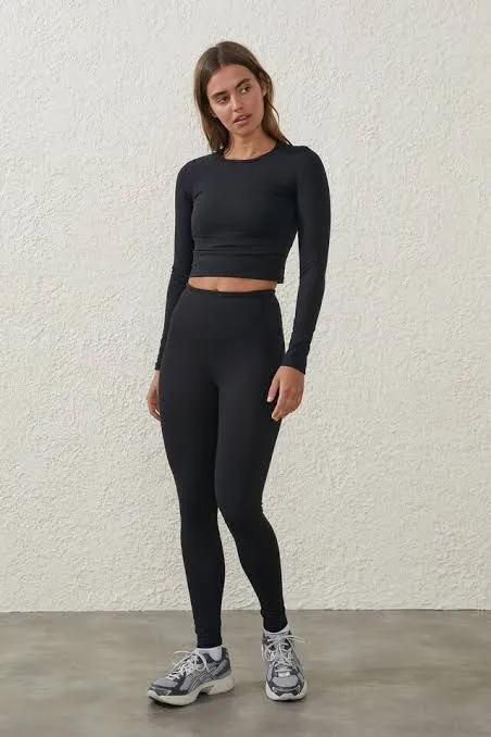 Long%20sleeve%20crop%20top%20and%20laggings%20set%20for%20women%20-%20Image%202