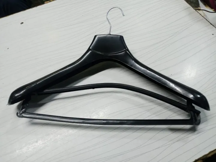 Large%20Plastic%20Suit%20Hanger%20lock%20wale%20Plastic%20Coat%20Hangers%20%7C%20The%20Hanger%20Store%20pack%20of%206%20-%20Image%202