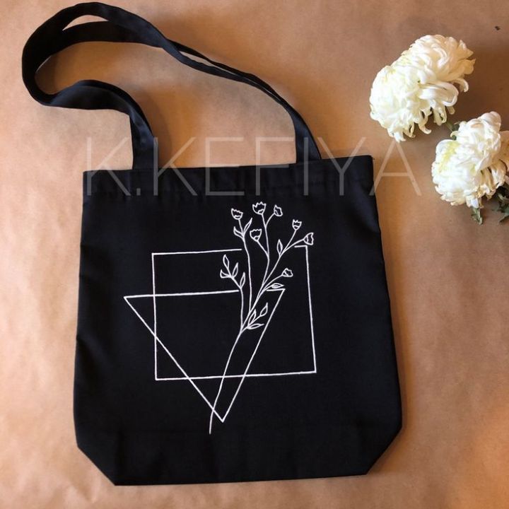 Natural%20fabric%20stylish%20black%20tote%20bag%20with%20hand%20paintings%20for%20everyday%20travel,%20dream%20catcher%20design%20-%20Image%208