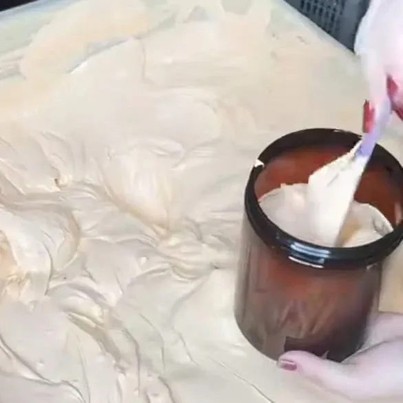 Zafrani%20Cream%20%E2%80%93%20Original%20Saffon%20Whitening%20&%20Brightening%20Cream%20%7C%20Skin%20Glow,%20Dark%20Spots%20Removal%20%7C%20Herbal%20Beauty%20Cream%20for%20Face%20&%20Body%20-%20Image%203