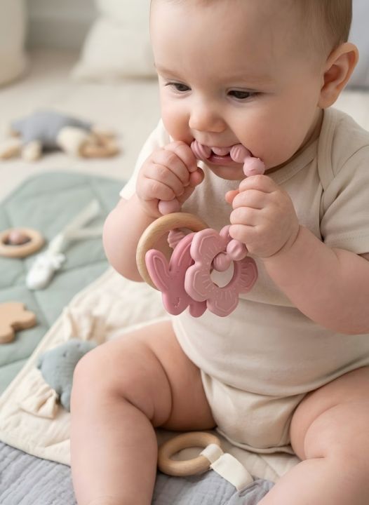 Silicone%20Teething%20Bracelet%20for%20Infants%20Wearable%20Teether%20Ring%20Bunny%20Flower%20Sensory%20Toy%20Food%20Grade%20BPA%20Free%20-%20Image%204