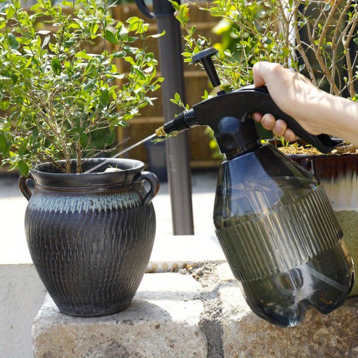 Large%20Capacity%20Plastic%20Handheld%20Mist%20Spray%20Bottle%20-%20Adjustable%20Nozzle,%20Easy-to-Use%20Watering%20Can%20for%20Gardening%20&%20Home%20Use%20-%20Image%204