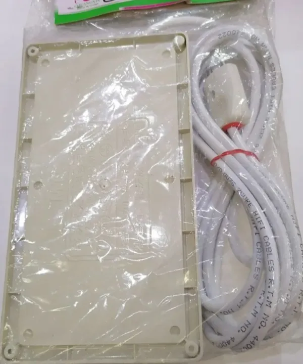 Extension%20Board%20with%208%20Sockets%20(4%20simple%20+%204%20universal%20sockets)%20with%203%20meters%20long%20Copper%20wire%20-%20Image%206