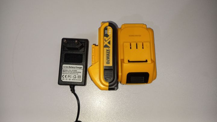 24V%20Cordless%20Drill%20with%20hammer%20Dewalt%20brand%20-%20Image%206