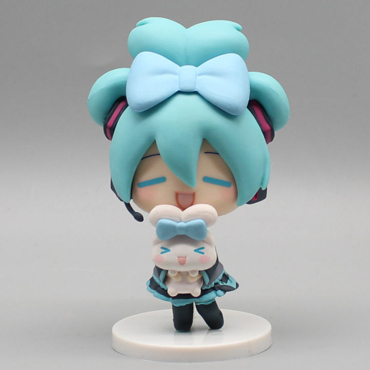 Hatsune%20Miku%20Anime%20Figurine%20Holding%20Cinnamoroll%20Bean%20Eyed%20Kawaii%20Tabletop%20Decorations%20Action%20Figures%20Doll%20Model%20Children%20ToyGift%20-%20Image%204