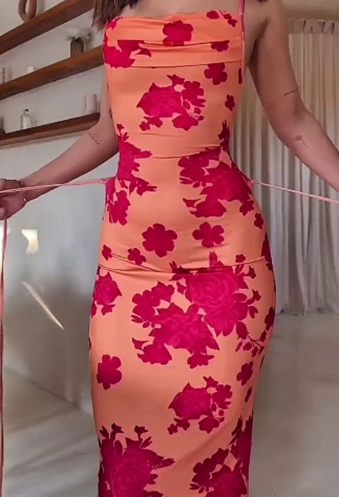 Wholesale%20of%20%20backless%20lace-up%20and%20printed%20halter%20dresses%20for%20women%20in%20summer%202025%20-%20Image%205
