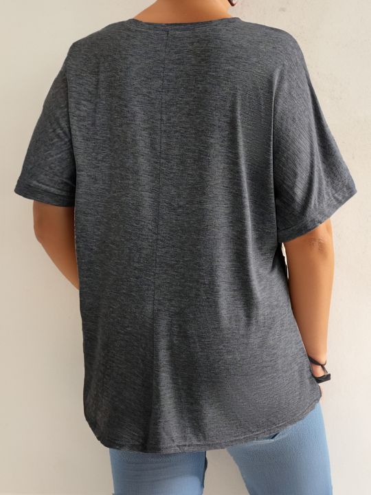 Plus%20Size%20Women's%20V-Neck%20Short%20Sleeve%20Casual%20T-Shirt%20with%20Front%20Pockets%20Comfortable%20and%20Stylish%20Top%20-%20Image%202