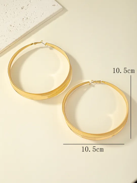A%20Pair%20of%20Stylish,%20Simple,%20Light%20Luxury,%20and%20Exaggerated%20Metal%20Large%20Hoop%20Earrings%20-%20Image%205